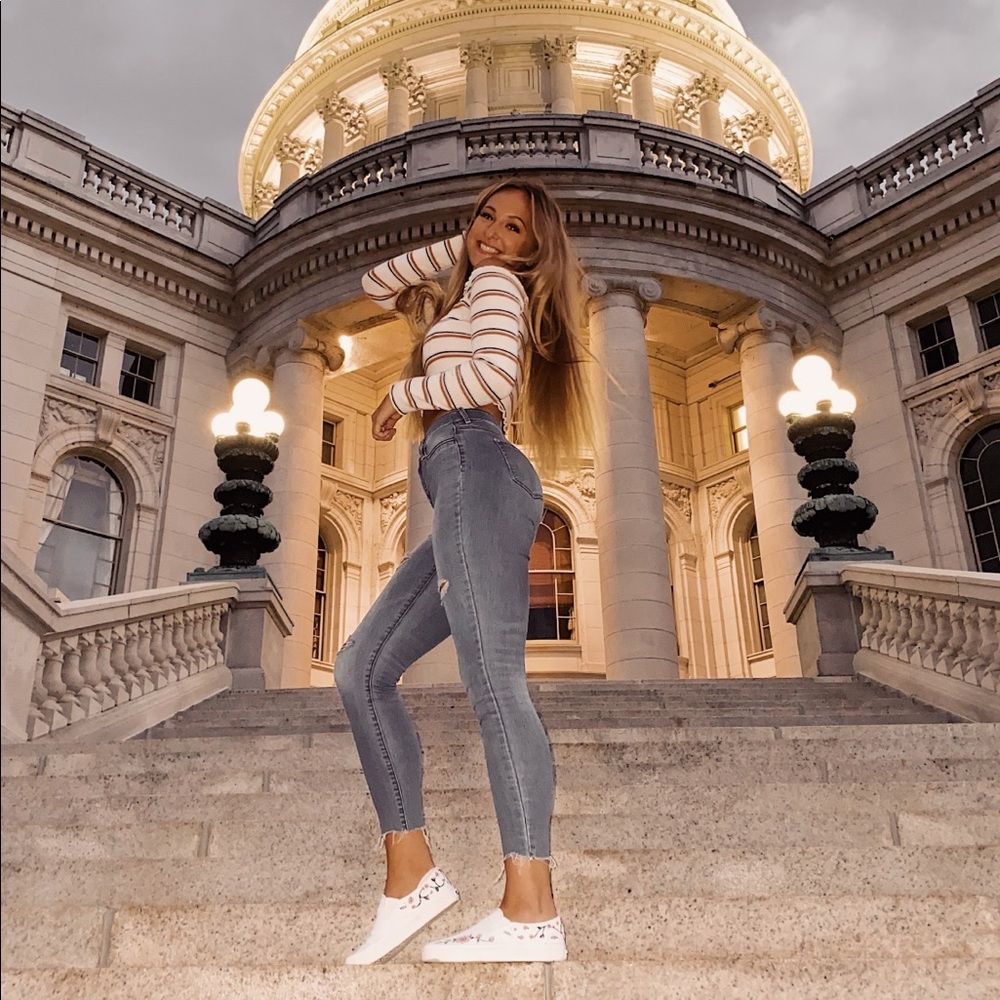 Meet your Posher, Larissa